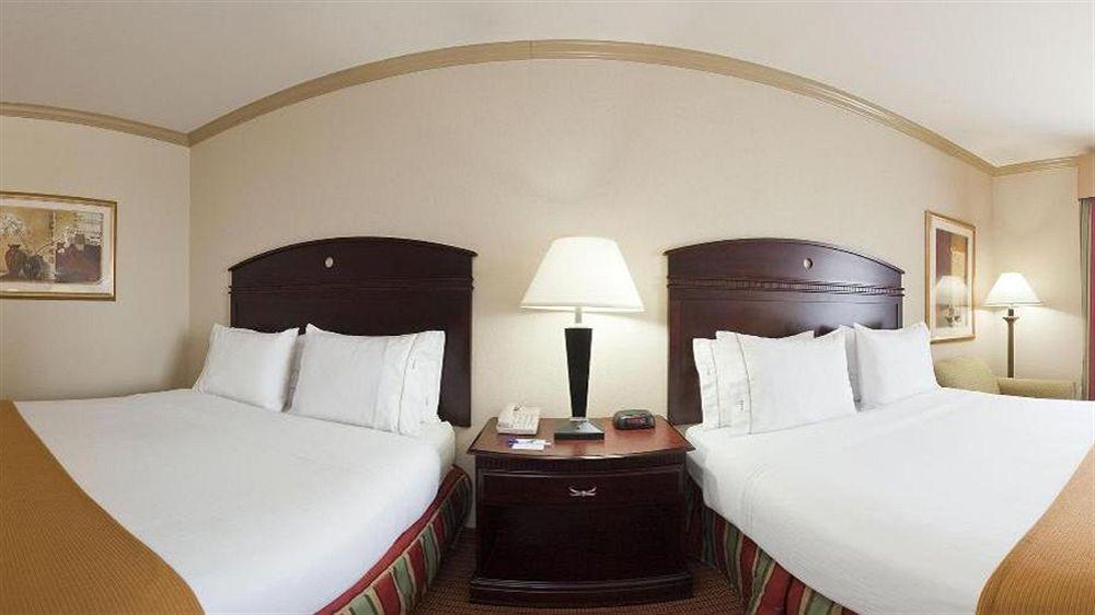 Holiday Inn Express & Suites Wharton By Ihg Екстериор снимка