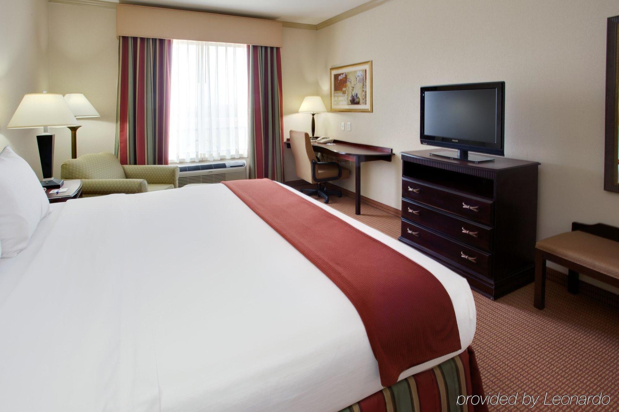 Holiday Inn Express & Suites Wharton By Ihg Стая снимка