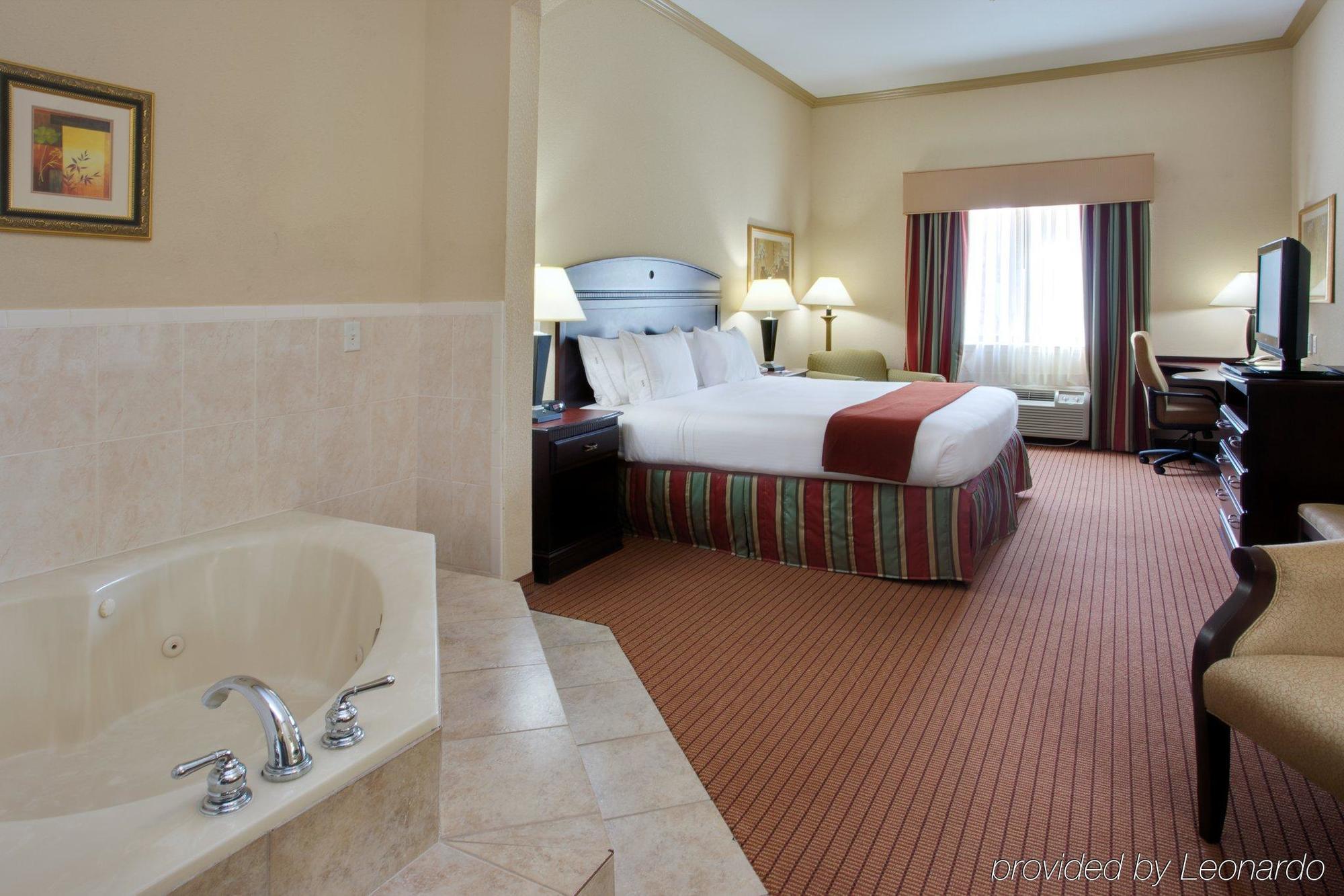 Holiday Inn Express & Suites Wharton By Ihg Стая снимка