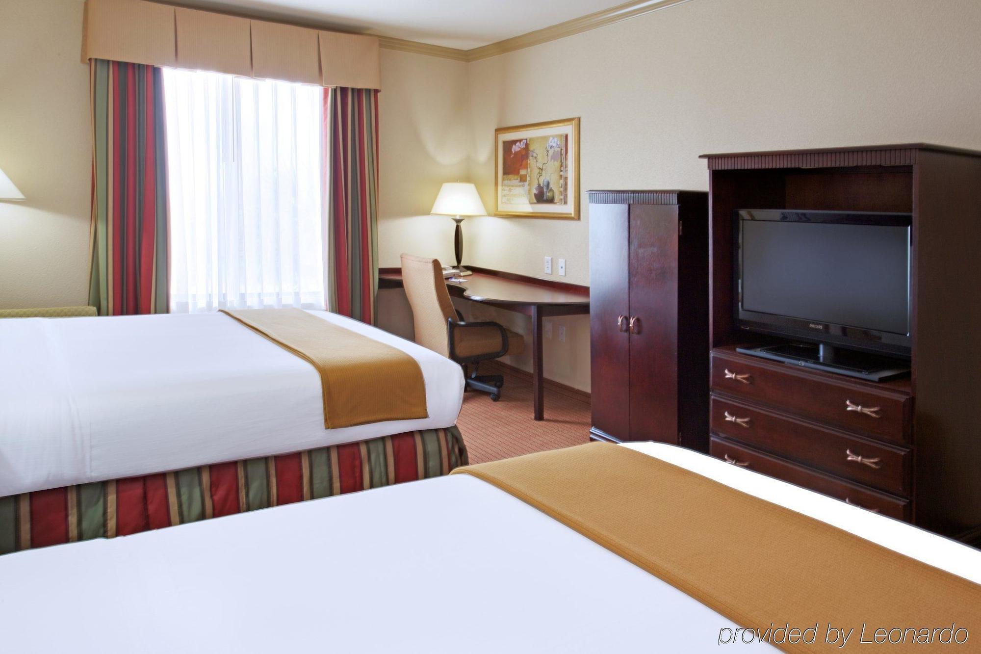 Holiday Inn Express & Suites Wharton By Ihg Стая снимка