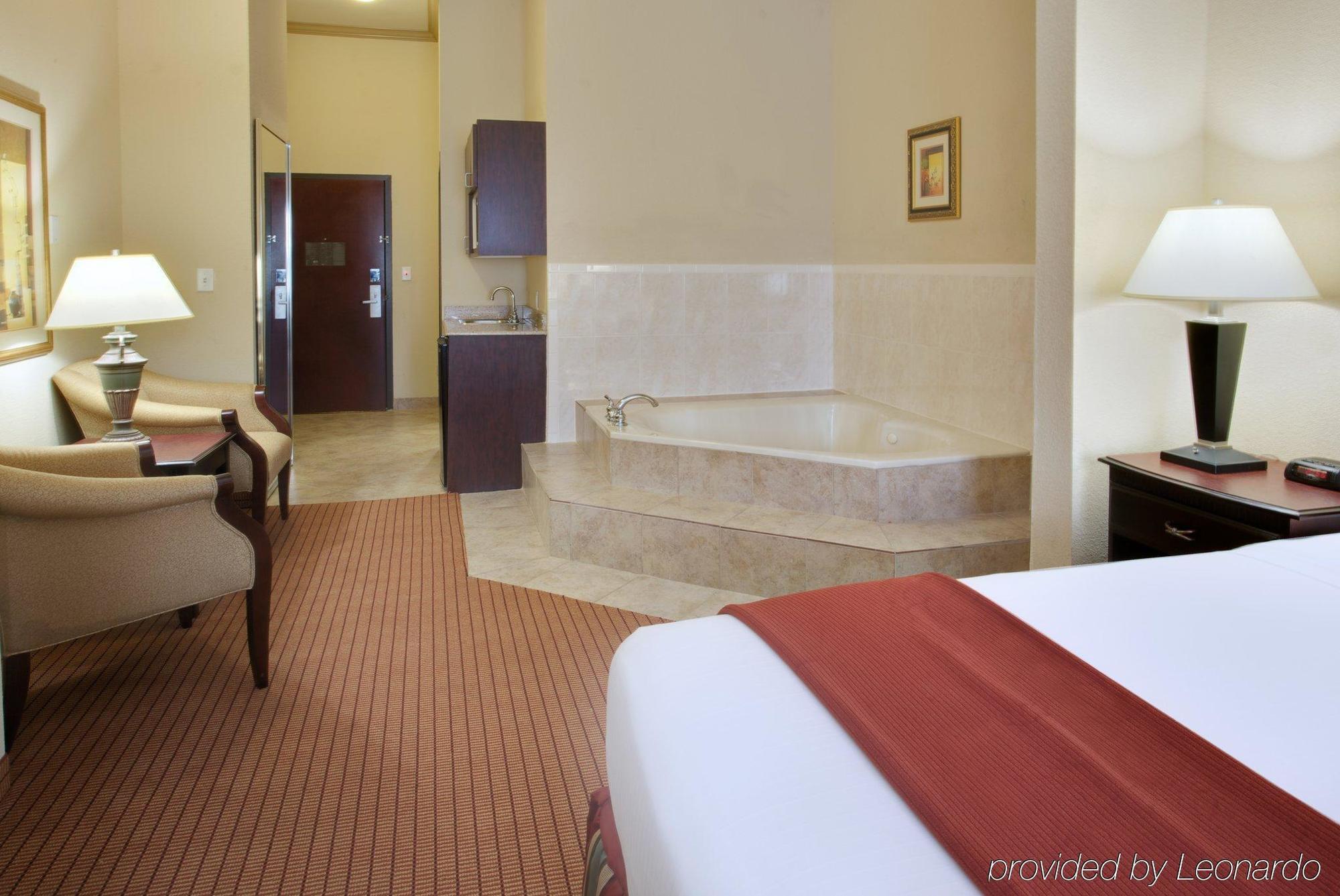 Holiday Inn Express & Suites Wharton By Ihg Стая снимка