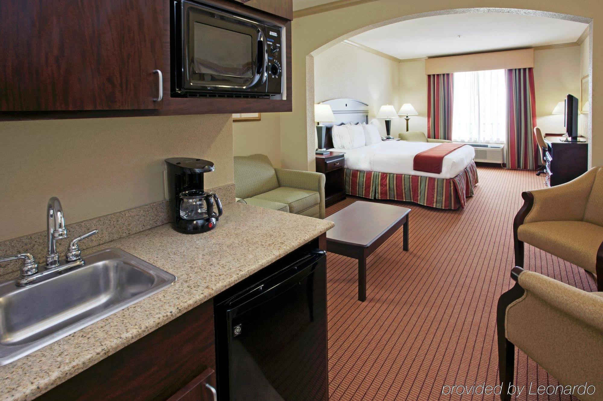 Holiday Inn Express & Suites Wharton By Ihg Стая снимка