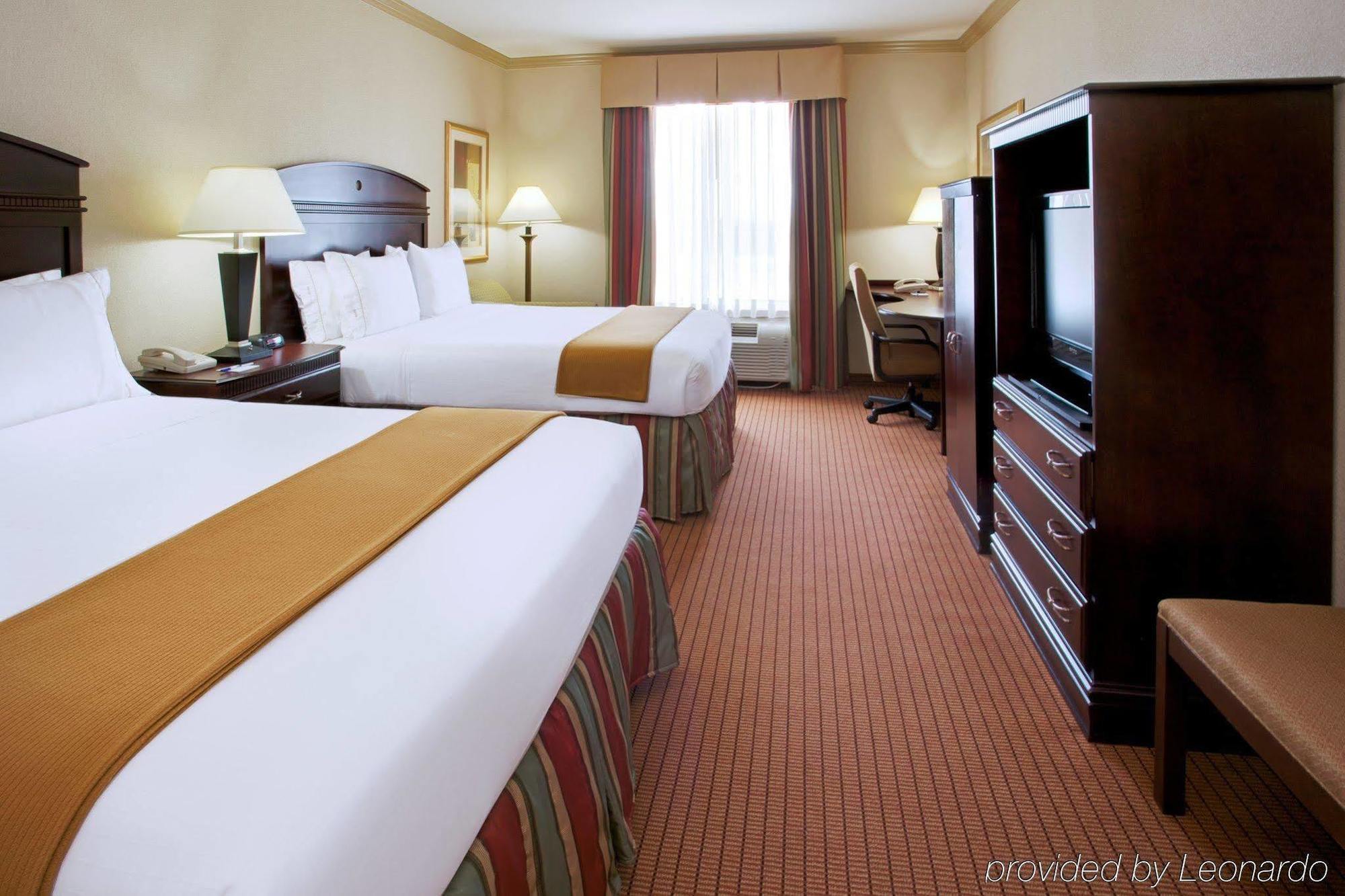 Holiday Inn Express & Suites Wharton By Ihg Стая снимка